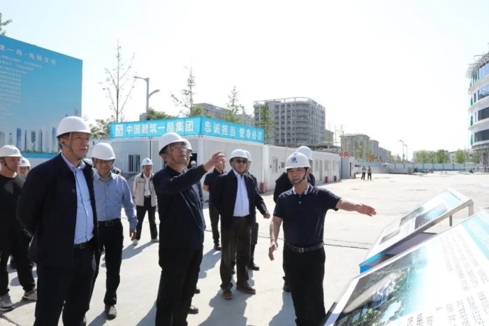 一位青年党员凭借扎实的专业素养和饱满
