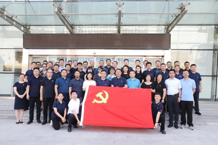 担当着服务公共利益和推进社会治理的“